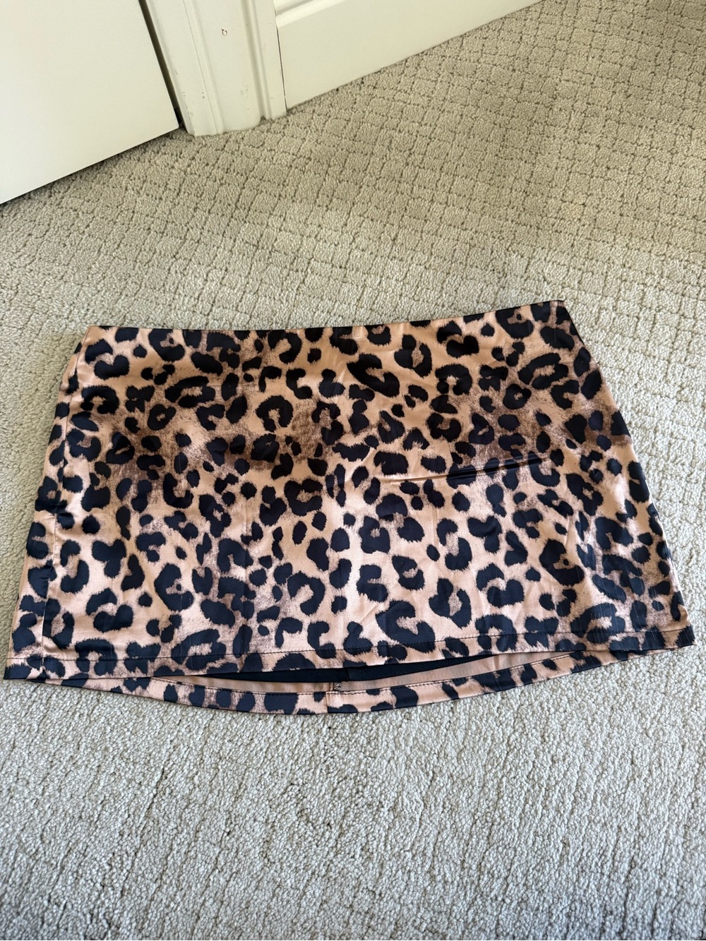 Superdown Leopard Print Mini Skirt- size small. But Stretchy/not tight